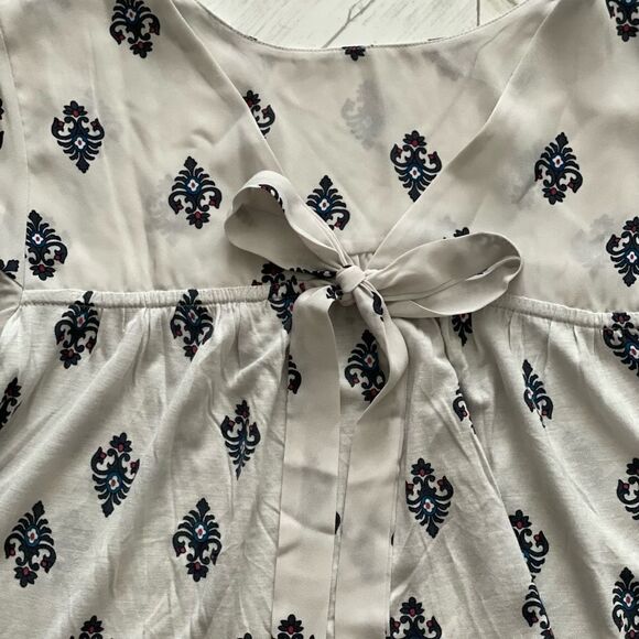 Loft Outlet NWT Gray w/Medallions Sheer Flutter Sleeve V & Bow detail Size XSP - Picture 4 of 10